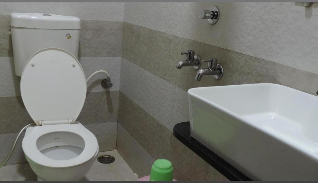 Hotel Paradise Stays Pachmarhī Екстериор снимка