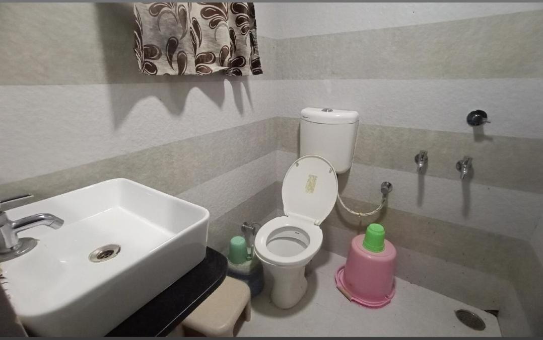 Hotel Paradise Stays Pachmarhī Екстериор снимка